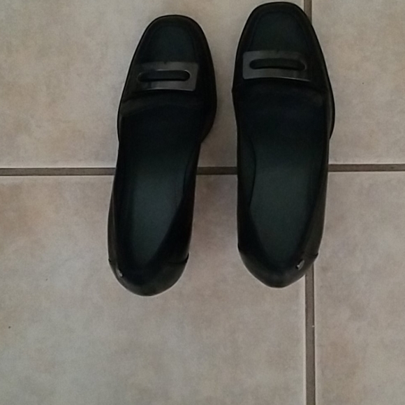 New Blk Calvin Klein heels w silver buckle on top - Picture 2 of 5